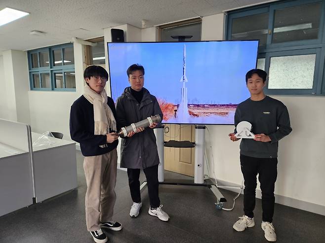 김영우 군, 정승호 군, 박현우 군(사진 왼쪽부터)이 자체 개발한 고체연료로켓을 들고 있다.