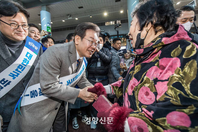 이재명 더불어민주당 대표가 8일 서울 용산구 용산역에서 설 귀성인사를 하고 있다.  사진공동취재단