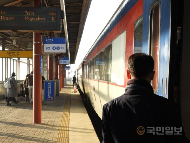 8일 오전 이상호 여객전무가 서천역에 내려 다른 여객전무와 수신호를 주고받고 있다. 박종혁 인턴기자