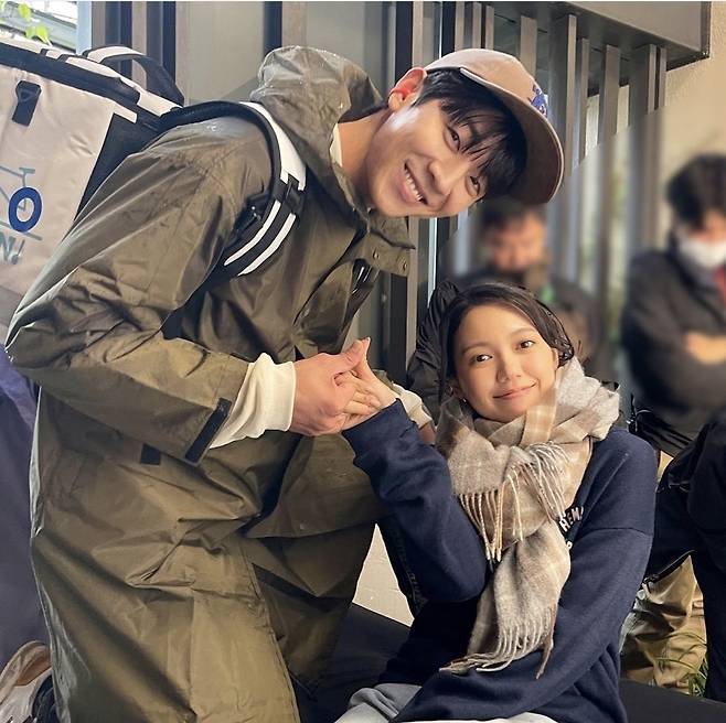 채종협은 호감 있는 연상녀에게 직진하는 연하남의 매력으로 일본 여심을 흔들고 있다. 사진제공='아이 러브 유' SNS