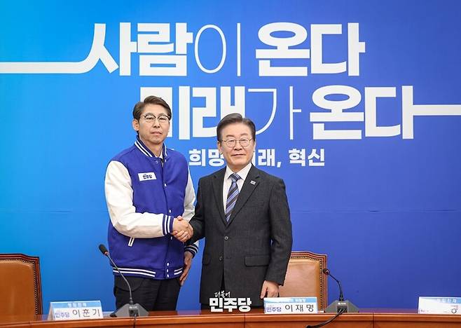 ▲ 지난 2일 인재영입 행사에 참석한 전직 OBS 기자 이훈기(왼쪽)와 이재명 더불어민주당 대표. 사진=민주당