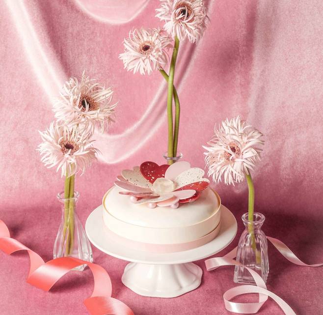 그랜드 하얏트 서울의 로맨틱 하트 케이크는 꽃피는 듯한 모양의 하트와 가운데 올려진 설탕 다이아몬드가 인상적이다. /사진=그랜드 하얏트 서울