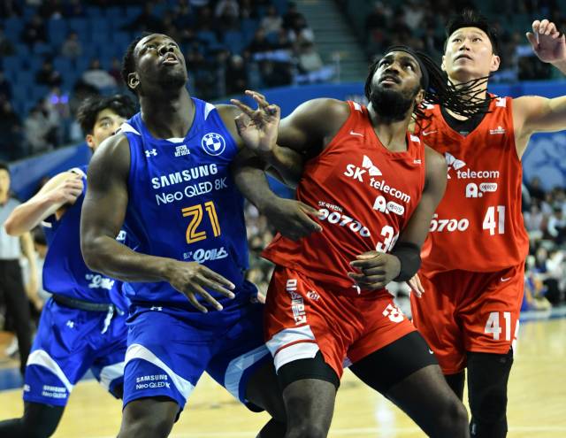 서울 SK가 서울 삼성과 'S더비'에서 승리를 거뒀다./KBL