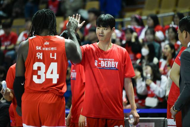 서울 SK가 서울 삼성과 'S더비'에서 승리를 거뒀다./KBL