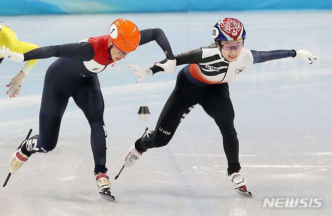 [베이징(중국)=뉴시스] 고범준 기자 = 11일 오후 중국 베이징 캐피털 실내경기장에서 열린 2022 베이징동계올림픽 쇼트트랙 여자 1000m 결승전, 한국 최민정이 네덜란드 쉬자너 스휠팅과 치열한 몸싸움을 벌이며 역주하고 있다. 2022.02.11. bjko@newsis.com