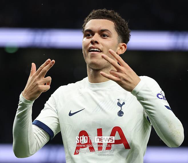 ▲ 토트넘은 11일(한국시간) 영국 런던 토트넘 홋스퍼 스타디움에서 열린 2023-24시즌 잉글랜드 프리미어리그 24라운드 브라이튼 앤 호브 알비온와 경기에서 2-1 역전승을 거뒀다.