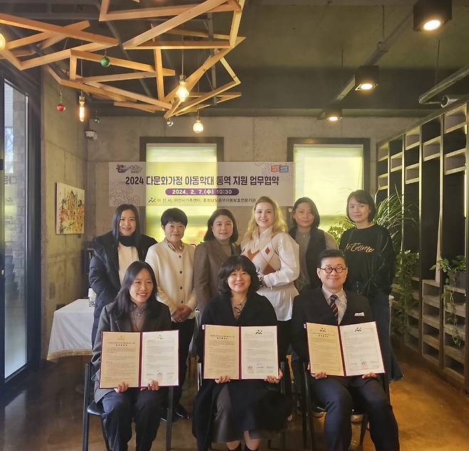 아산 다문화가정 통역서비스 업무협약 후 기념촬영 모습 [아산시 제공. 재판매 및 DB 금지]