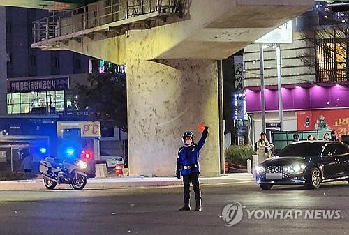 울산 도심 정전…수신호 하는 경찰관 (울산=연합뉴스) 지난 6일 오후 울산 남구 지역 일대에 정전이 발생하면서 신호등도 멈췄다. 경찰관이 수신호로 차량 통행을 제어하고 있다. 2023.12.6 [울산경찰청 제공. 재판매 및 DB 금지] canto@yna.co.kr