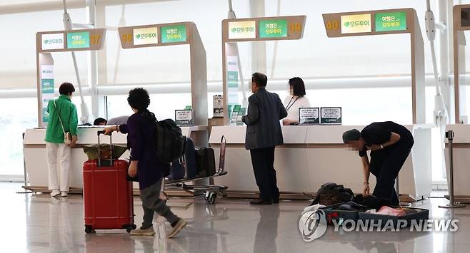 활기 되찾아가는 공항 여행사 부스 (서울=연합뉴스) 김인철 기자 = 21일 오전 인천국제공항 제1터미널 출국장에서 여행객들이 여행사 부스를 이용하고 있다. 2023.6.21 yatoya@yna.co.kr