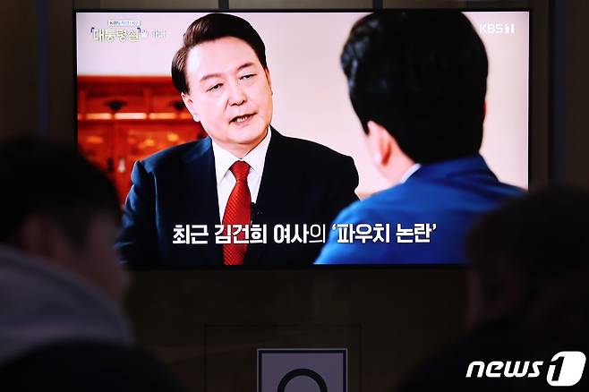 7일 오후 서울역 대합실에서 시민들이 윤석열 대통령의 신년 대담 방송을 시청하고 있다. 2024.2.7/뉴스1 ⓒ News1 이광호 기자