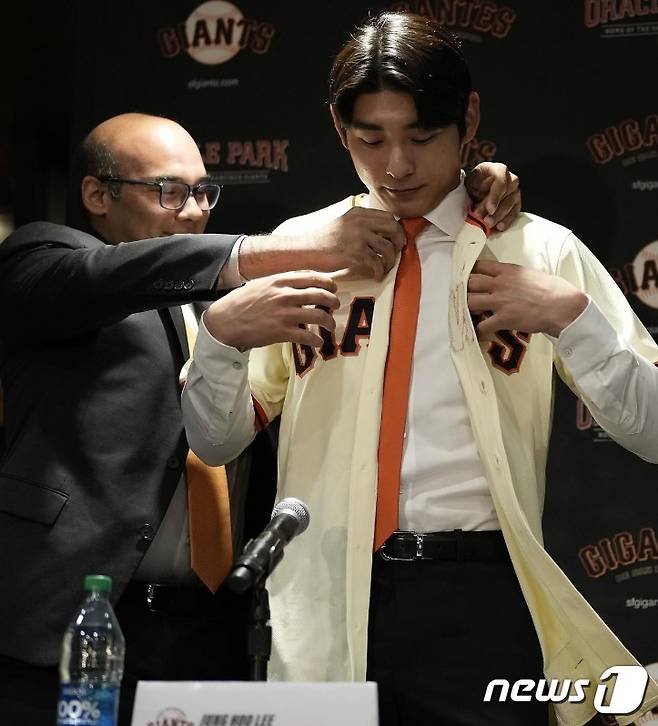 메이저리그(MLB) 샌프란시스코 자이언츠의 유니폼을 입은 이정후가 15일(현지시간) 미국 캘리포니아주 오라클파크에서 열린 입단식에서 유니폼을 입고 있다. (샌프란시스코 자이언츠 SNS)2023.12.17/뉴스1