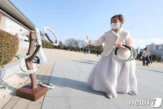 지난 11일 광주 북구 역사민속박물관에서 한 아이가 너머 멀리 있어 힘들어 하다 가깝게 앞으로 와서  고리던지기를 하고 있다. 2024.2.12/뉴스1 ⓒ News1 김태성 기자