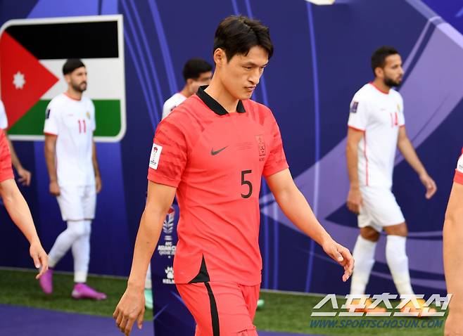 20일(현지시간) 카타르 도하 알투마마 스타디움에서 열린 2023 아시아축구연맹(AFC) 카타르 아시안컵 대한민국과 요르단의 경기. 박용우가 입장하고 있다. 도하(카타르)=박재만 기자 pjm@sportschosun.com/2023.01.20/