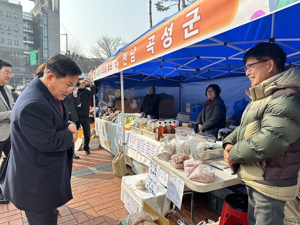 박강수 마포구청장이 마포구청 광장에서 열린 설맞이 직거래장터를 방문 모습(사진제공=마포구청)