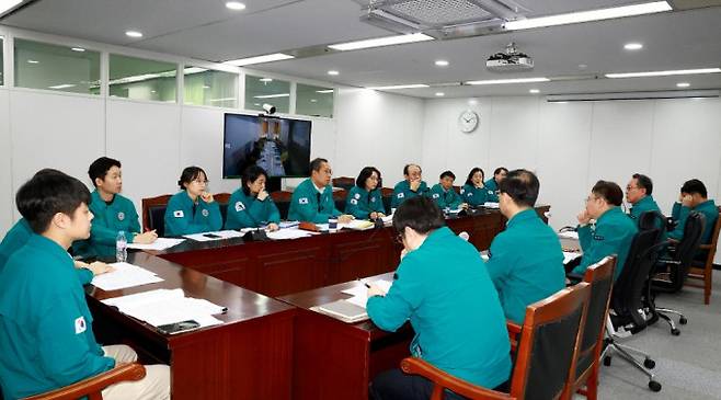 9일 조규홍 복지부 장관 주재로 서울과 세종을 연결한 의료계 집단행동 중앙사고수습본부 회의가 열리고 있다. 복지부 제공.