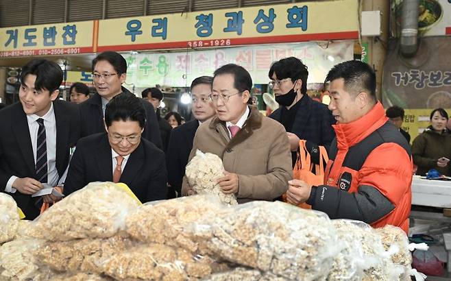 홍준표 대구시장(오른쪽 두번째)이 지난 6일 대구시 북구 팔달신시장을 찾아 관계자 및 상인들을 격려하고, 설날 장보기 행사를 하고 있다. 대구시 제공