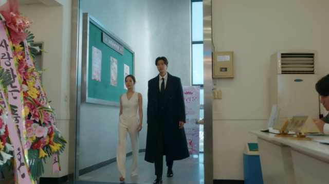 '내 남편과 결혼해줘' 박민영(왼쪽)이 올화이트룩으로 눈길을 끌었다. tvN 캡처