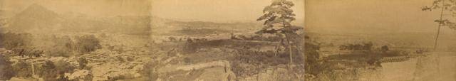 서울 경희궁에서 바라본 서울 전경을 파노라마로 촬영했다. 1884, 85년 촬영된 것으로 추정되는 이 사진 속에는 왼편부터 북악산, 사직단, 경복궁, 근경의 궁장으로 둘러쳐진 공터가 되어버린 경희궁터의 모습, 현재의 세종로에 해당하는 육조거리, 이를 교차하는 운종가의 모습까지 볼 수 있다. 조지 C. 포크 촬영. 서울시 제공