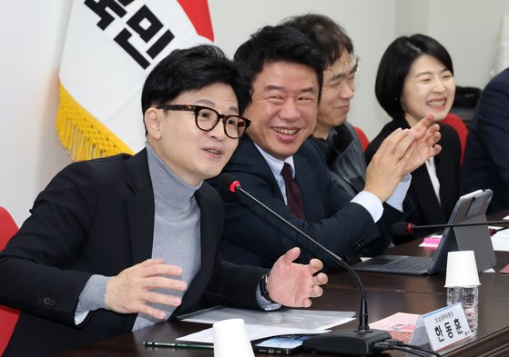 한동훈(왼쪽) 국민의힘 비상대책위원장. 연합뉴스