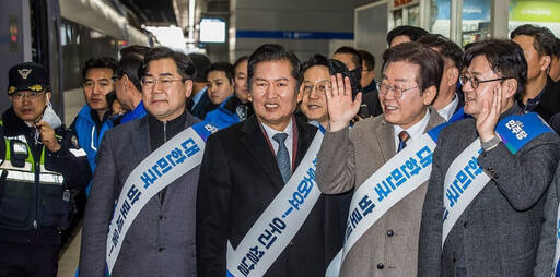 더불어민주당 이재명 대표가 8일 서울 용산구 용산역에서 설 귀성인사를 하고 있다. 연합뉴스