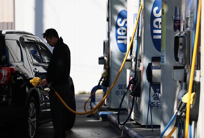[서울=뉴시스] 김명년 기자 = 국내 주유소의 휘발유와 경유 판매가격이 5주 내리 하락하고 있는 가운데 12일 서울 노원구의 한 주유소에서 한 시민이 주유를 하고 있다. 2023.11.12.