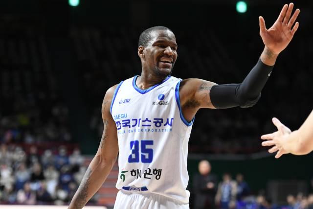 부산 KCC 이지스가 대구 한국가스공사 페가수스를 제압하며 5위 자리를 지켰다./KBL