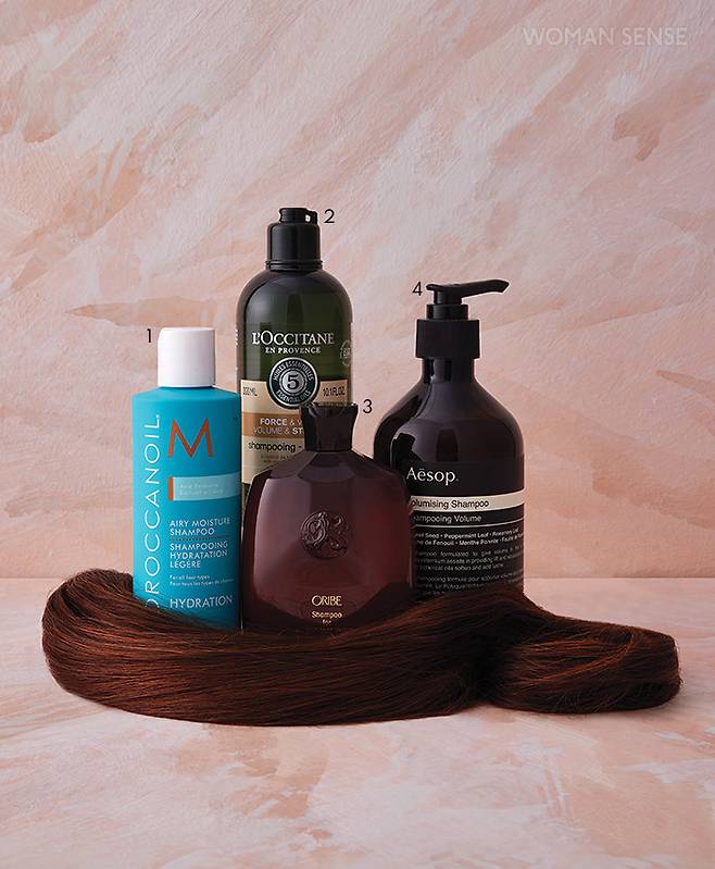 1 모로칸오일 에어리 모이스처 샴푸 분자 무게가 다른 3가지 히알루론산 복합 성분이 모발 층층마다 수분을 공급해 공기처럼 가볍고 부드러운 에어리 실키 피니시 모발을 만들어준다. 모발의 볼륨은 물론 탄력감, 가벼운 마무리감이 특징. 250ml 3만7천원. 2 록시땅 볼륨&스트렝스 샴푸 식물성 케라틴 성분이 손상된 모발 조직의 속부터 힘 있게 채워 볼륨감을 선사한다. 샴푸 후 드라이어 사용 시 전보다 풍성해진 모발의 볼륨감을 확인할 수 있다. 500ml 4만9천원. 3 오리베 매그니피션트 볼륨 샴푸 모발에 보디감을 부여하는 폴리머를 함유해 볼륨감과 두께감을 선사하지만, 무게감과 잔여감이 없어 가볍게 풍성한 모발을 만들 수 있다. 250ml 7만5천원. 4 이솝 볼류마이징 샴푸 폴리쿼터늄-67 성분이 모근 사이의 모발을 분리해 모발이 힘 있고 풍성해지도록 돕는다. 무실리콘으로 모발 처짐 없이 뿌리부터 볼륨감을 선사해 스타일링이 살아나게 도와주는 볼륨 전용 샴푸. 500ml 6만3천원.