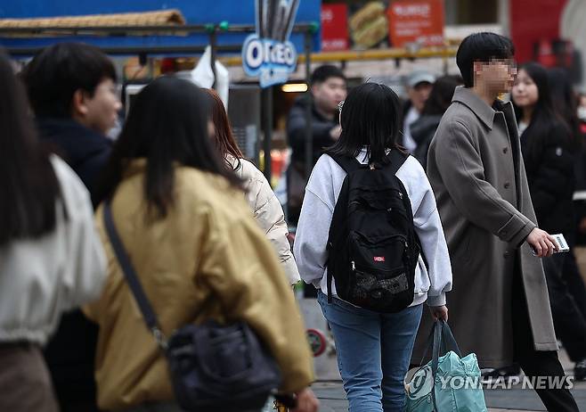 겨울철 가벼운 옷차림  [연합뉴스 자료사진]