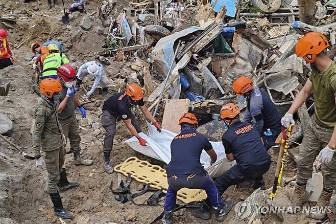 필리핀 산사태 구조 현장 [AP 연합뉴스 자료사진. 재판매 및 DB 금지]