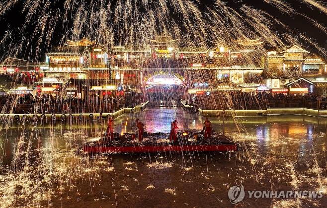 중국 허베이성 탕산에서 펼쳐진 춘제 맞이 불꽃놀이 [EPA=연합뉴스]