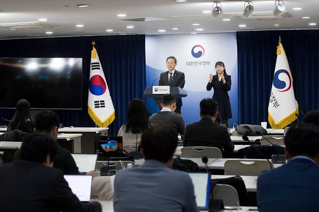 이종호 과학기술정보통신부 장관이 13일 오후 서울 종로구 정부서울청사 본관 브리핑룸에서 ‘2024년 과학기술정보통신부 주요정책 추진계획’ 관련 브리핑을 하고 있다.(사진=과학기술정보통신부)