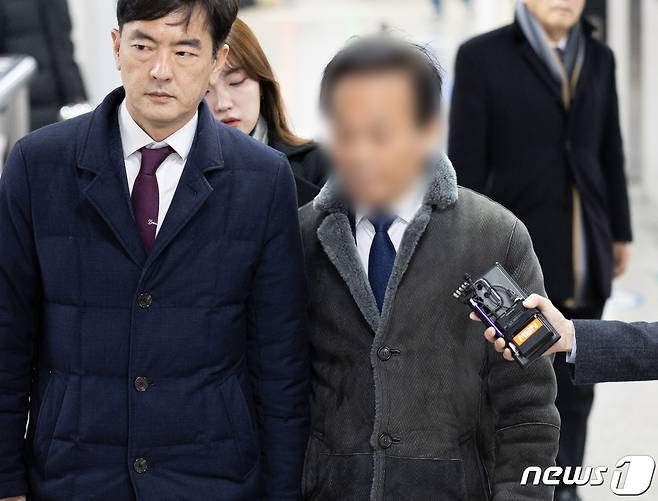 ‘백현동 개발사업 비리 의혹’ 관련 핵심 로비스트로 지목된 김인섭 전 한국하우징기술 대표가 13일 오후 서울 서초구 서울중앙지방법원에서 열린 특정범죄 가중처벌 등에 관한 법률위반(알선수재) 선고 공판에 출석하고 있다. 2024.2.14/뉴스1 ⓒ News1 이재명 기자