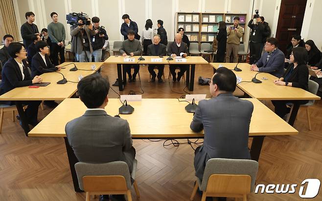 박홍근 더불어민주당 민주연합추진단장과 박석운 연합정치시민회의 공동운영위원장, 용혜인 새진보연합 대표, 윤희숙 진보당 대표 등이 13일 서울 여의도 국회에서 열린 민주개혁진보 선거연합 추진 연석회의에서 대화를 나누고 있다. 2024.2.13/뉴스1 ⓒ News1 송원영 기자