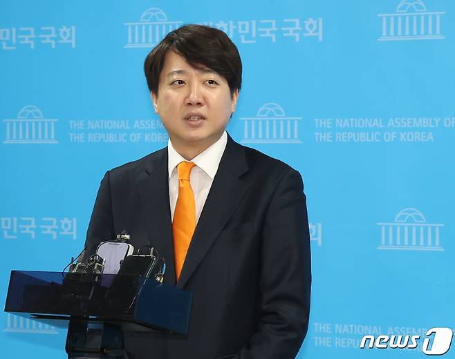 이준석 개혁신당 대표가 6일 오전 서울 여의도 국회 소통관에서 이태환 전 세종시의회 의장의 개혁신당 합류 관련 기자회견을 마치고 취재진의 질문을 받고 있다. 2024.2.6/뉴스1 ⓒ News1 송원영 기자