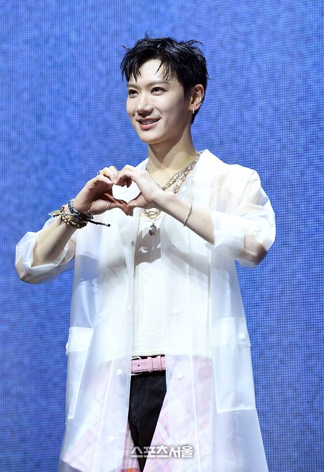 NCT 텐(TEN)이 13일 서울 광진구 예스24 라이브홀에서 진행된 솔로 데뷔 첫 미니앨범 ‘TEN’ 발매 기념 쇼케이스 취재진을 포즈를 취하고 있다. 2024. 2. 13. 박진업 기자 upandup@sportsseoul.com