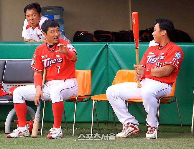 2011년 7월17일 대구 삼성전 KIA 이종범과 이범호가 덕아웃에 앉아있다. 대구 | 스포츠서울 DB.
