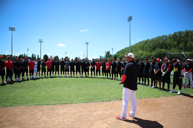 이범호 신임감독이 선수단과 인사하고 있다. 사진 | KIA 타이거즈.