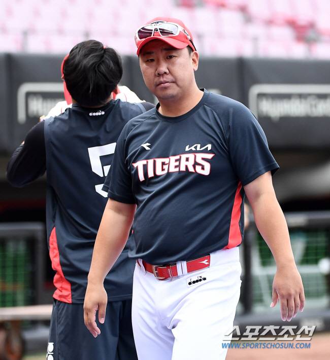 KIA 이범호 코치가 타격 훈련을 지켜보고 있다. 광주=박재만 기자 pjm@sportschosun.com