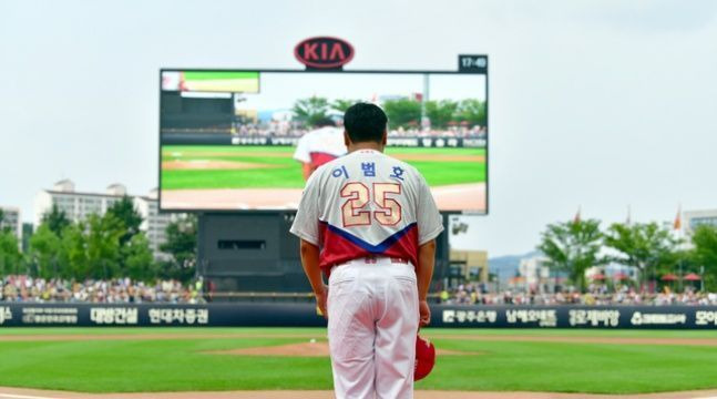 광주-기아챔피언스필드에서 은퇴 인사하는 이범호(2019.7.13). ⓒ 뉴시스