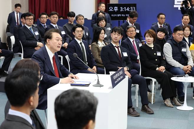 윤석열 대통령이 13일 부산시청에서 열린 '국민과 함께하는 민생토론회-열한 번째, 부산이 활짝 여는 지방시대'에서 발언하고 있다. 연합뉴스