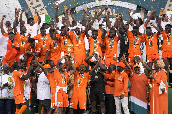 코트디부아르 선수들이 12일(한국시각) 코트디부아르 아비장의 에빔페 올림픽 경기장에서 열린 2023 아프리카축구연맹(CAF) 아프리카 네이션스컵 결승전에서 나이지리아에 2-1 역전승을 거두고 우승 트로피를 들어올리며 환호하고 있다. 아비장/AP 연합뉴스