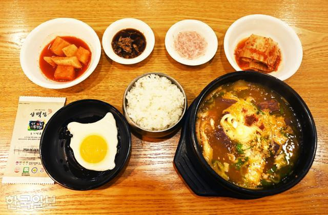 전주 삼백집의 한우선지온반. 콩나물국밥과 마찬가지로 계란프라이와 김, 새우젓이 함께 나온다.