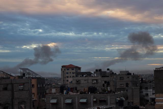 이스라엘이 공습을 단행한 가자지구 최남단 도시 라파에서 13일 검은 연기가 피어오르고 있다. 가자=AFP 연합뉴스
