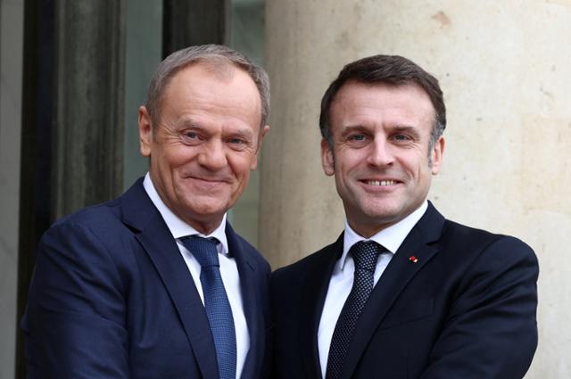 도날트 투스크(왼쪽) 폴란드 총리가 에마뉘엘 마크롱 프랑스 대통령과 12일 프랑스 파리 엘리제궁에서 만나 기념촬영을 하고 있다. 파리=로이터 연합뉴스