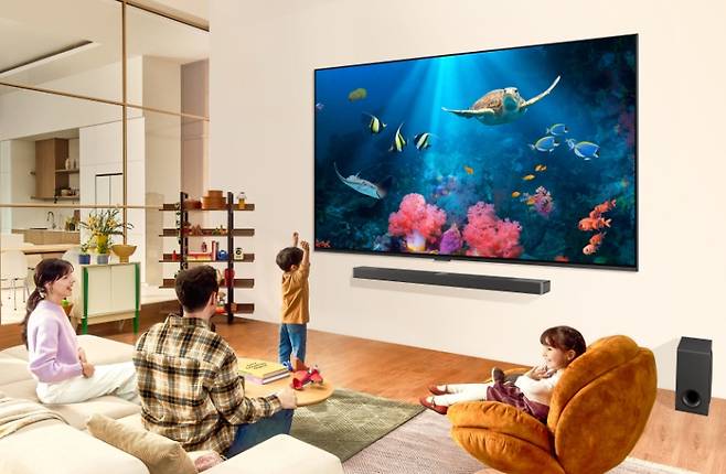 모델들이 2024년형 LG QNED TV로 콘텐츠를 시청하는 모습. LG전자 제공