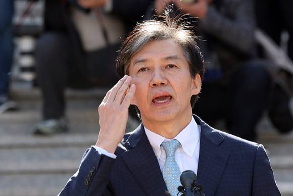 조국 전 법무부 장관이 13일 오후 부산 중구 민주공원 민주항쟁기념관 앞에서 기자회견을 열어 창당 계획을 설명하고 있다. 2024.02.13. [사진=뉴시스]