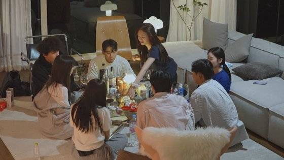 ‘환승연애’는 헤어진 커플들이 한데 모여, 과거의 연인과 새로운 인연 사이에서 갈등하는 현실 연애를 보여준다. [사진 티빙]