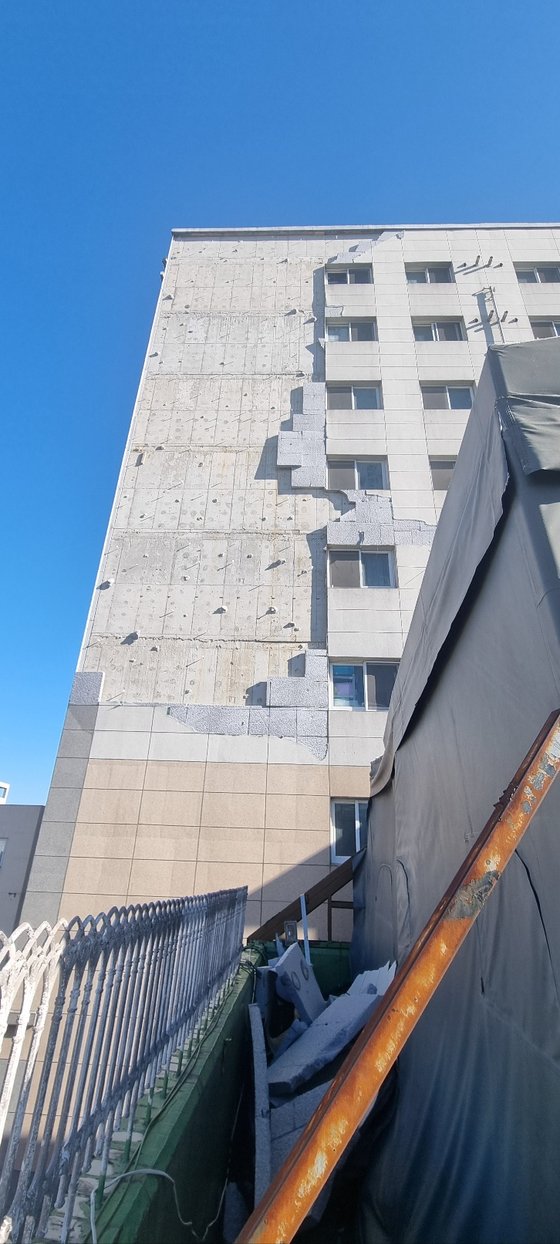 인천 미추홀구의 S아파트 외벽이 심한 비바람에 떨어져 나갔다. 전세사기 피해자들은 관리비가 묶인채 수리에 엄두를 내지 못하고 있다 사진 독자제공
