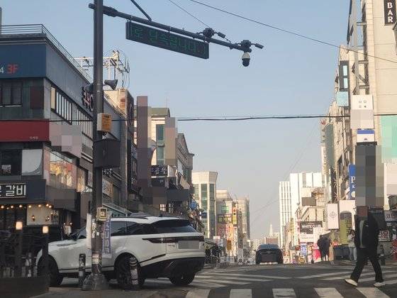 12일 오전 수원시 인계동 불법주정차 고정형 단속 CCTV 아래 횡단보도 위에 외제차가 주차돼있다. 손성배 기자