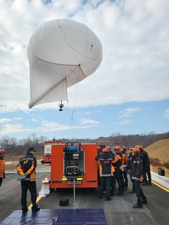 울산 하늘에서 화재 등 재난 감시를 하는 계류형 비행선. 사진 울산소방본부